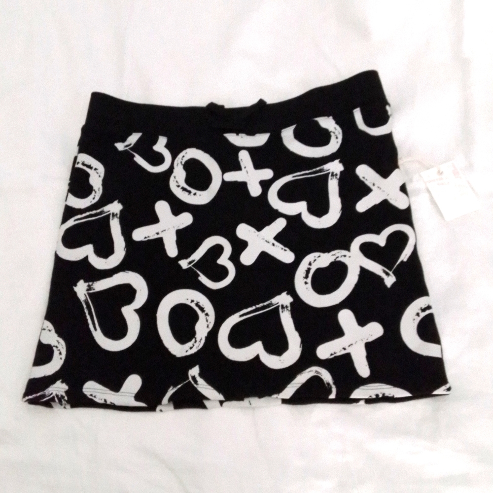 Forever 21 black & white XOXO and hearts skirt, size 13/14